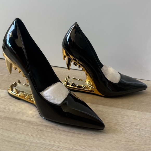Source Unknown Shoes - Black and Gold Teeth Pumps Size 6